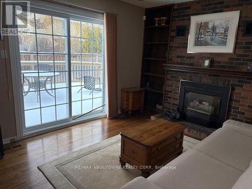 2179 Maplewood Drive, Burlington, ON - Indoor Photo Showing Living Room With Fireplace