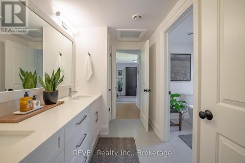 jack and jill bathroom - 74 Montgomery Road, Welland (N. Welland), ON - Indoor Photo Showing Bathroom