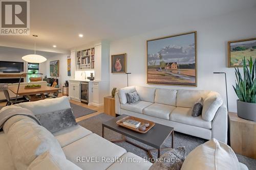 front sitting room - 74 Montgomery Road, Welland (N. Welland), ON - Indoor Photo Showing Living Room