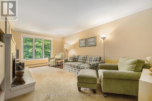 12 Glenview Crescent, Perth, ON - Indoor Photo Showing Living Room