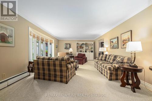 12 Glenview Crescent, Perth, ON - Indoor Photo Showing Living Room