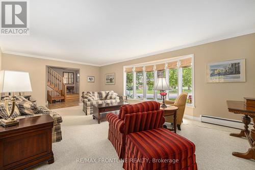 12 Glenview Crescent, Perth, ON - Indoor Photo Showing Living Room