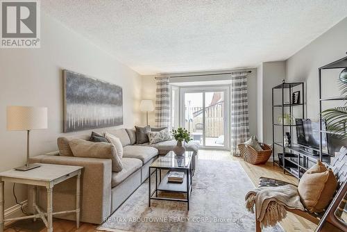 418 - 895 Maple Avenue, Burlington, ON - Indoor Photo Showing Living Room