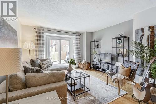 418 - 895 Maple Avenue, Burlington, ON - Indoor Photo Showing Living Room