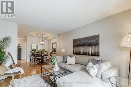 418 - 895 Maple Avenue, Burlington, ON - Indoor Photo Showing Living Room