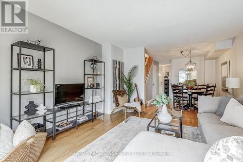 418 - 895 Maple Avenue, Burlington, ON - Indoor Photo Showing Living Room