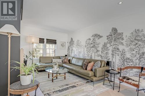 1060 Mohawk Road, Burlington, ON - Indoor Photo Showing Living Room