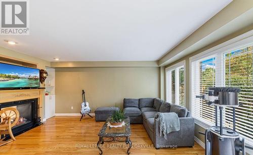 365 Turnberry Crescent, Mississauga, ON - Indoor Photo Showing Living Room With Fireplace