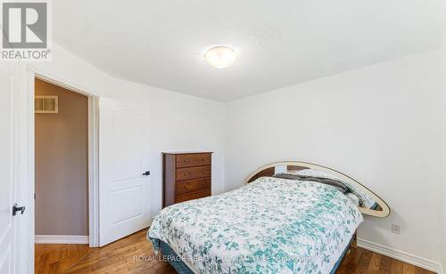 365 Turnberry Crescent, Mississauga, ON - Indoor Photo Showing Bedroom