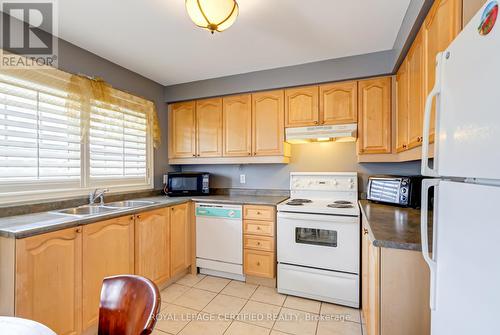 21 Polarlights Way, Toronto, ON - Indoor Photo Showing Kitchen With Double Sink
