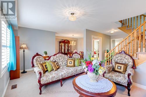 21 Polarlights Way, Toronto, ON - Indoor Photo Showing Living Room