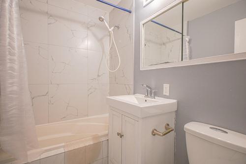 Bathroom - 5945 Rue Landry, Montréal (Mercier/Hochelaga-Maisonneuve), QC - Indoor Photo Showing Bathroom