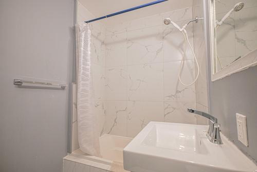 Bathroom - 5945 Rue Landry, Montréal (Mercier/Hochelaga-Maisonneuve), QC - Indoor Photo Showing Bathroom