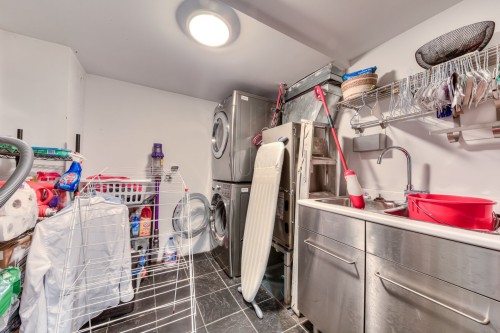 Salle de lavage - 703-285 Av. Laurier E., Montréal (Le Plateau-Mont-Royal), QC - Indoor