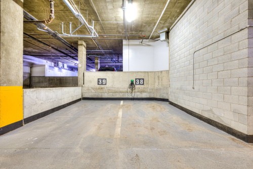 Garage - 703-285 Av. Laurier E., Montréal (Le Plateau-Mont-Royal), QC - Indoor