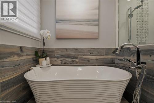 2424 Eileen Drive, Burlington, ON - Indoor Photo Showing Bathroom