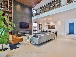 4 OLD OAK ROAD  Toronto, ON M9A 2V8