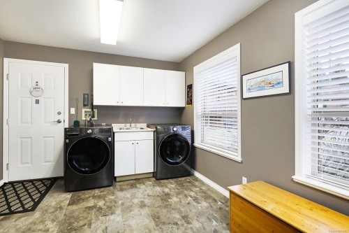 1675 Chester Pl, Comox, BC 