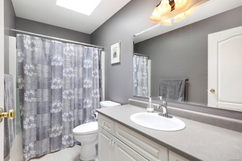 1675 Chester Pl, Comox, BC 