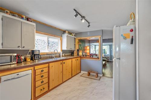 47 Morrison Road, Kimberley, BC - Indoor Photo Showing Kitchen With Double Sink