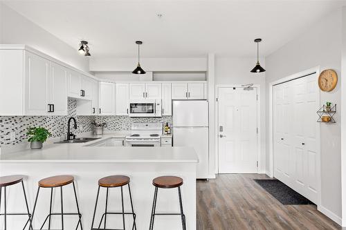 311-770 Rutland Road, Kelowna, BC - Indoor Photo Showing Kitchen With Double Sink