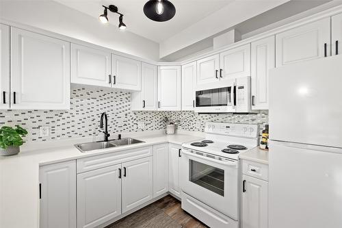 311-770 Rutland Road, Kelowna, BC - Indoor Photo Showing Kitchen With Double Sink