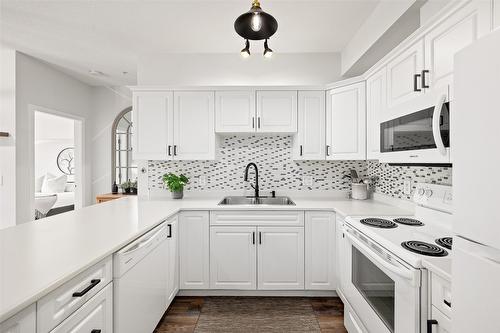 311-770 Rutland Road, Kelowna, BC - Indoor Photo Showing Kitchen With Double Sink