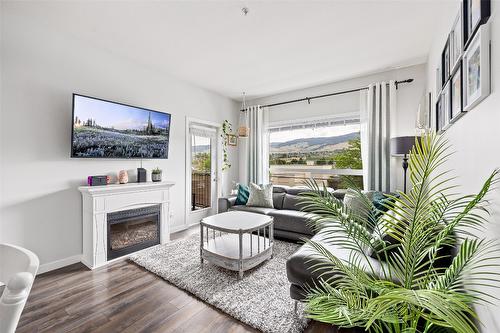 311-770 Rutland Road, Kelowna, BC - Indoor Photo Showing Living Room With Fireplace