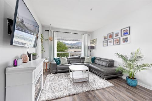 311-770 Rutland Road, Kelowna, BC - Indoor Photo Showing Living Room