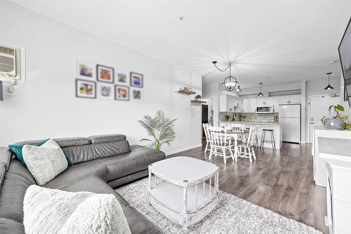 311-770 Rutland Road, Kelowna, BC - Indoor Photo Showing Living Room