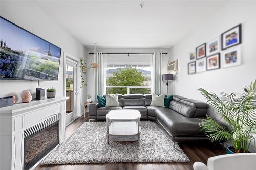 311-770 Rutland Road, Kelowna, BC - Indoor Photo Showing Living Room