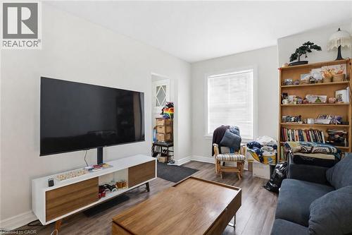 Living area featuring wood finished floors and baseboards - 260 Prospect Street S, Hamilton, ON - Indoor Photo Showing Living Room