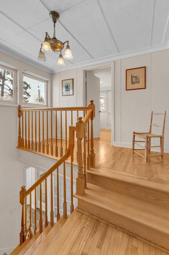 Staircase - 22 Av. Coolbreeze, Pointe-Claire, QC - Indoor Photo Showing Other Room