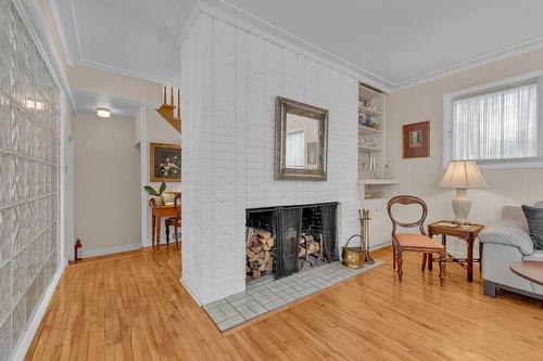 Family room - 22 Av. Coolbreeze, Pointe-Claire, QC - Indoor Photo Showing Living Room With Fireplace