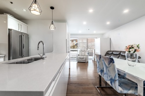 Kitchen - 5780B Av. Parkhaven, Côte-Saint-Luc, QC - Indoor Photo Showing Kitchen With Double Sink With Upgraded Kitchen