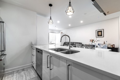 Kitchen - 5780B Av. Parkhaven, Côte-Saint-Luc, QC - Indoor Photo Showing Kitchen With Double Sink With Upgraded Kitchen