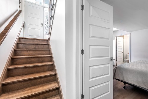 Staircase - 5780B Av. Parkhaven, Côte-Saint-Luc, QC - Indoor Photo Showing Other Room