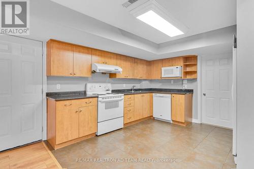 498 Tremblant Court, Mississauga, ON - Indoor Photo Showing Kitchen