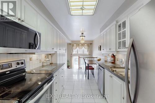 43 Hartnell Square, Brampton, ON - Indoor Photo Showing Kitchen With Upgraded Kitchen
