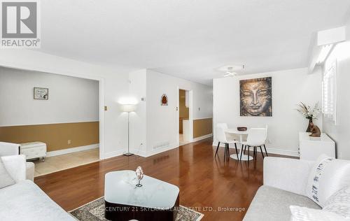 3353 Martins Pine Crescent, Mississauga, ON - Indoor Photo Showing Living Room