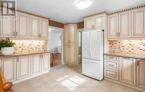 3353 Martins Pine Crescent, Mississauga, ON - Indoor Photo Showing Kitchen
