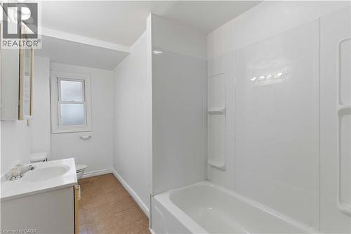 11 Patsy Avenue, Welland, ON - Indoor Photo Showing Bathroom