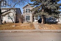 74 Castledale Way NE  Calgary, AB T3J 2A2
