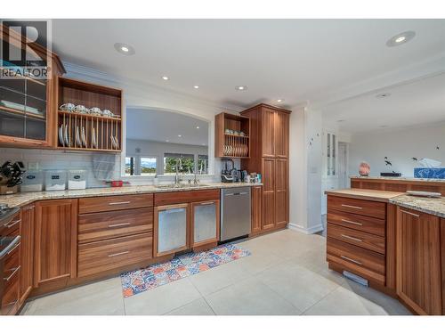 514 Hawes Court, Kelowna, BC - Indoor Photo Showing Kitchen