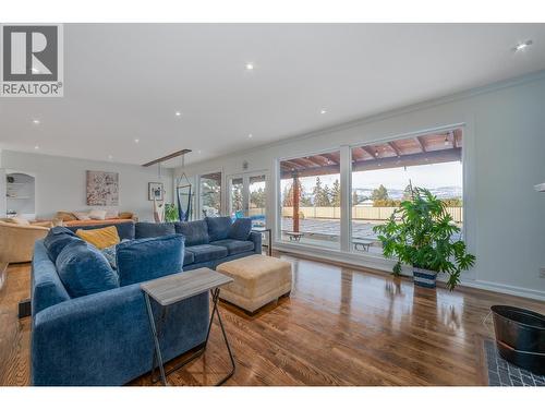 514 Hawes Court, Kelowna, BC - Indoor Photo Showing Living Room