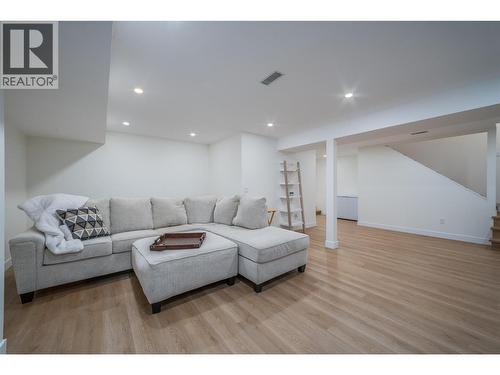 514 Hawes Court, Kelowna, BC - Indoor Photo Showing Living Room