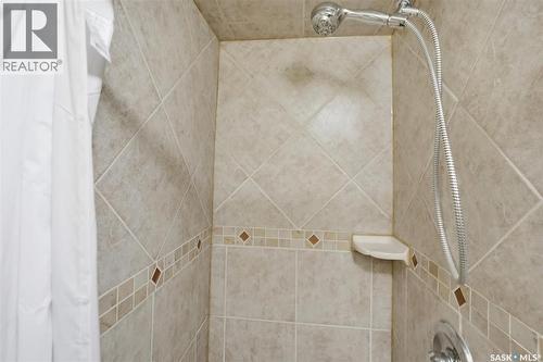 334 Q Avenue N, Saskatoon, SK - Indoor Photo Showing Bathroom