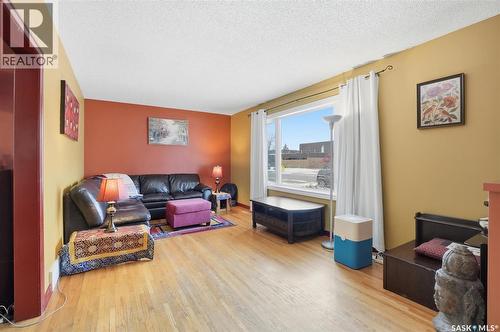 334 Q Avenue N, Saskatoon, SK - Indoor Photo Showing Living Room