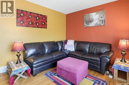 334 Q Avenue N, Saskatoon, SK - Indoor Photo Showing Living Room