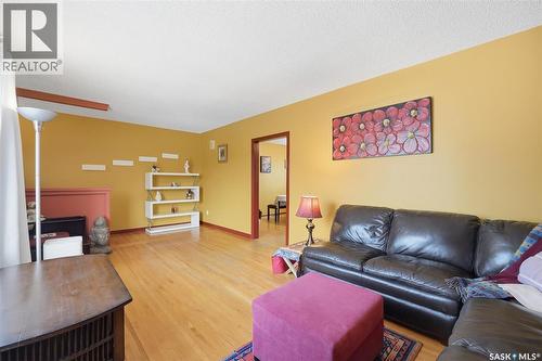 334 Q Avenue N, Saskatoon, SK - Indoor Photo Showing Living Room